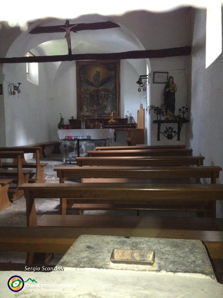 30 Interno chiesetta.jpg